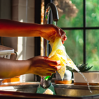 Rinsing the reusable honeycomb beeswax food wrap